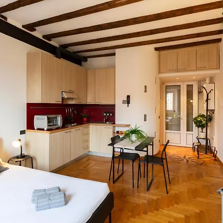 Pit Stop - Navigli Apartman *