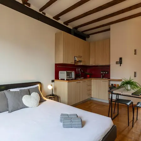 Pit Stop - Navigli * Mediolan